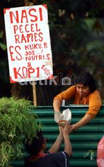 Berjualan dari Balik Pagar