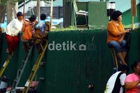 Sejumlah pedagang berjualan menggunakan tangga. Ramses/detikcom.