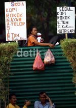 Berjualan dari Balik Pagar