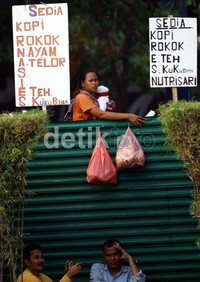 Seorang pedagang menunggu pembeli. Ramses/detikcom.