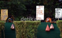 Mulai dari nasi hingga kopi dijual di tempat tersebut. Ramses/detikcom.
