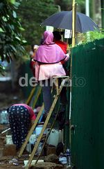 Berjualan dari Balik Pagar