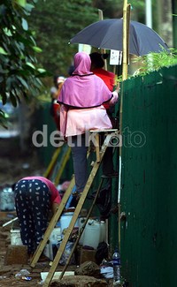 Para pedagang terpaksa memakai tangga karena dibatasi oleh pagar. Ramses/detikcom.