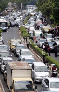 Akibatnya, jalan yang menjadi ruas ekonomi dan bisnis tersebut macet total.