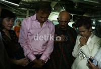 Miranda bersama suami dan kerebat berdoa setelah sidang. Ramses/detikcom.