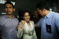 Miranda Swaray Gultom mengepalkan tangan dan akan siap banding. Miranda mempertanyakan dasar pertimbangan hakim sehingga memutusnya bersalah melakukan tindak pidana korupsi. Ramses/detikcom.