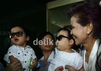 Miranda bercanda dengan cucunya sebelum sidang. Ramses/detikcom.