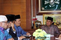 Ketua Fraksi PKS, Hidayat Nur Wahid datang bersama fraksi PKS lainnya. (Yasid).