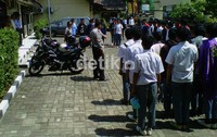 Dengan menumpang sebuah bus, ke 54 pelajar ini bergerak masuk Kota Depok. Namun tawuran tidak sempat terjadi karena lekas diantisipasi polisi. Hendrik/detikcom.