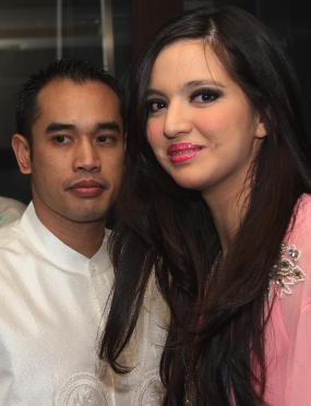 So Sweet...Ardie Persembahkan Terlalu Manis untuk Nia Ramadhani