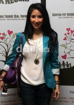 Gaya Casual Chic ala Novita Angie