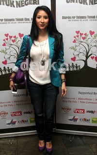 Dibalut blouse putih, blazer hijau toska, dan celana jeans yang disentuh dengan aksesoris gelang serta tas dan sepatu yang serasi, ia terlihat casual tapi tetap cantik. Gus Mun/detikHOT.
