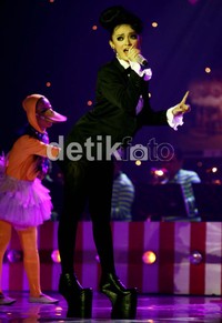 Tak hanya itu, goyangan yang cukup simple itu juga terbilang cukup fenomenal di jagat dangdut Tanah Air.