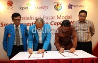 Ketua DPP KNPI Pusat Taufan EN Rotorasiko dan Direktur PT Bursa Efek Indonesia Uriep Budhi Prasetyo menandatangani nota kerja sama.