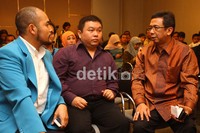 Ketua DPP KNPI Pusat Taufan EN Rotorasiko dan Direktur PT Bursa Efek Indonesia Uriep Budhi Prasetyo berbincang usai penandatanganan nota kerja sama.