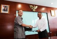 Direktur Utama PLN Nur Pamudji berjabat tangan dengan Joint Operation Leader PT Poeser Indonesia-Shandong Machinery & Equipment I/E Group Corporation Bima H. Sumawijaya. (Humas PLN).