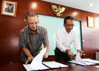 Penandatanganan kontrak dilakukan oleh Direktur Utama PLN Nur Pamudji dengan Joint Operation Leader PT Poeser Indonesia-Shandong Machinery & Equipment I/E Group Corporation Bima H. Sumawijaya di Kantor PLN, Jakarta, Kamis (27/9/2012). (Humas PLN).