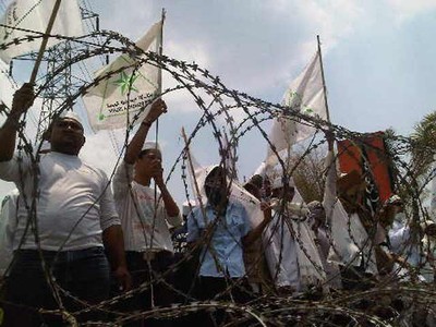 FPI Demo Konjen AS di Surabaya