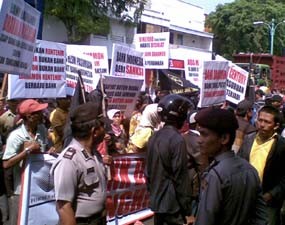 Bank Danamon Pasuruan Didemo Nasabah, Lalin Pantura Macet