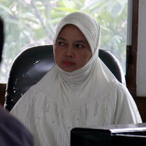 Kembali Hadir dalam Sidang Suap Dirinya, Hakim Imas Menangis