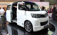 Luxio Quartett tampuk sebagai mini van mewah. Vagian eksterior dan interior dimodifikasi sedemikian rupa dengan beberapa sentuhan warna hitam dan putih.