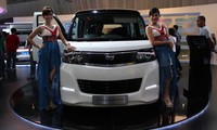 Pada interiornya hanya terdapat 4 kursi, 2 di depan dan 2 di belakang yang dibalut dengan kulit mewah. Tak sembarangan bahannya. Salah satu pengunjung IIMS pun merasakan kursi tersebut cukup empuk.