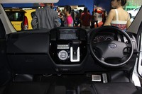 Interiornya semakin berkelas dengaj layar monitor di atap mobil. Asyiknya Luxio Quartett juga tersedia layanan audio yang tersambung dengan android.