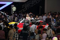 Pengunjung di antara booth Mazda dan Daihatsu. Hingga Rabu kemarin telah lebih dari 200 ribu orang datang melihat deretan mobil baru yang ada.
