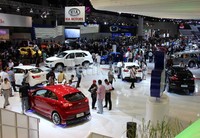 Suasana di booth KIA. Sampai Rabu kemarin jumlah pengunjung IIMS 209.181 orang.
