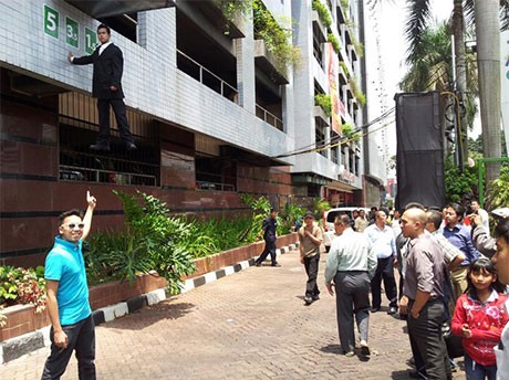 Walah, Ada Manusia Melayang di Blok M?