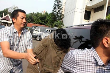 Doyok Ditangkap Saat Menonton Infotainment 