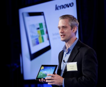 Direktur Pemasaran Lenovo Thinkpad Tom Butler menunjukan tablet Lenovo dan mempresentasikan produk tersebut.