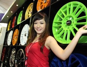 Pelek Mobil Warna-warni Kinclong
