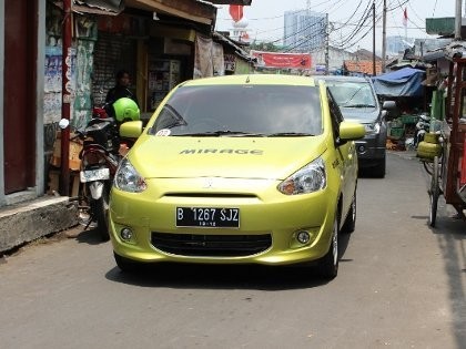 Aksi Mirage di Gang Sempit Jakarta