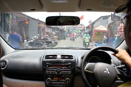 Aksi Mirage di Gang Sempit Jakarta