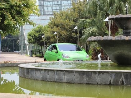 Aksi Mirage di Gang Sempit Jakarta