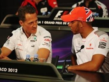 Hamilton Gantikan Peran Schumacher di Mercedes