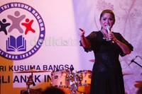 Vina Panduwinata ikut bernyanyi dalam acara ini.