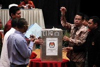Petugas membuka gembok kotak suara dalam rapat pleno rekapitulasi akhir penghitungan suara Pilgub DKI putaran kedua di Hotel Borobudur, Jakarta.