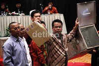 Petugas membuka kotak suara.