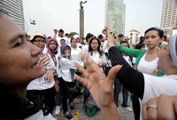 Para penyandang tuna rungu meneriakkan yel-yel tuntutan.