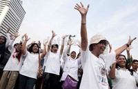 Dalam aksinya, mereka mendesak akses luas terhadap penderita tuna rungu di wilayah publik.