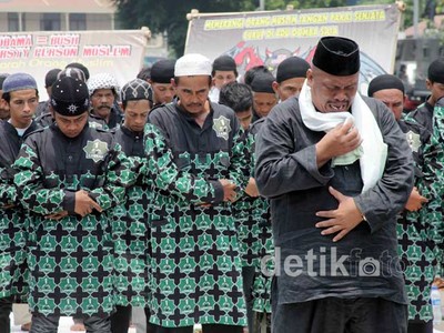 Pendemo Salat Jumat di Depan Kedubes AS