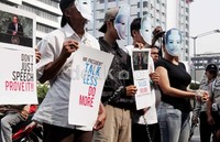 Belasan aktivis dari Komisi Orang Hilang untuk Tindak Kekerasan (KontraS) demo di depan kantor perwakilan PBB di Jakarta.