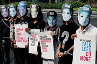 Mereka memakai topeng bergambar 13 aktivis yang hilang.