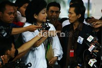 Hartati hanya berada sebentar di ruang penyidik KPK. Dia hadir sekitar pukul 10.25 WIB dan keluar terlihat keluar sekitar pukul 11.00 WIB dengan mengenakan jaket tahanan KPK. Ramses/detikcom.