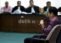 Di awal kesaksiannya, Hary langsung membantah mengetahui perkara suap restitusi pajak. (Ramses/detikcom).
