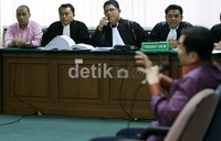 James Gunardjo mendengarkan kesaksian Hary Tanoesoedibjo. (Ramses/detikcom).
