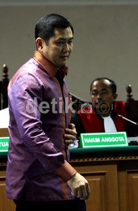 Harry Tanoesudibjo meninggalkan ruang sidang. (Ramses/detikcom).