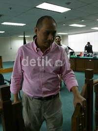 James Gunardjo meninggalkan ruang sidang. (Ramses/detikcom).